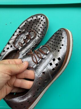 Metallic Silver women benvenuti Perforated Casual Shoes